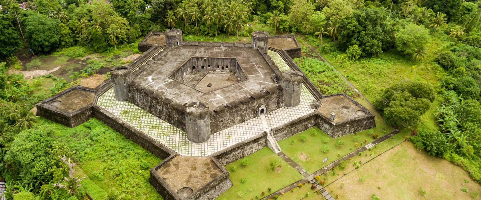 Indonesia_HariBesarNasionalOktober_2025_1920_800_page